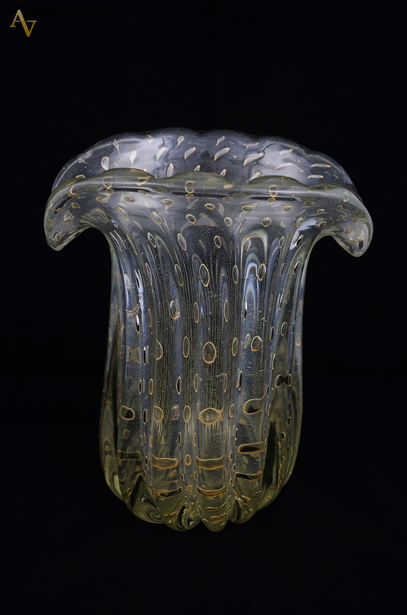 Vaso em murano com bolhas bulicantes e pó de ouro. Altura: 31 cm