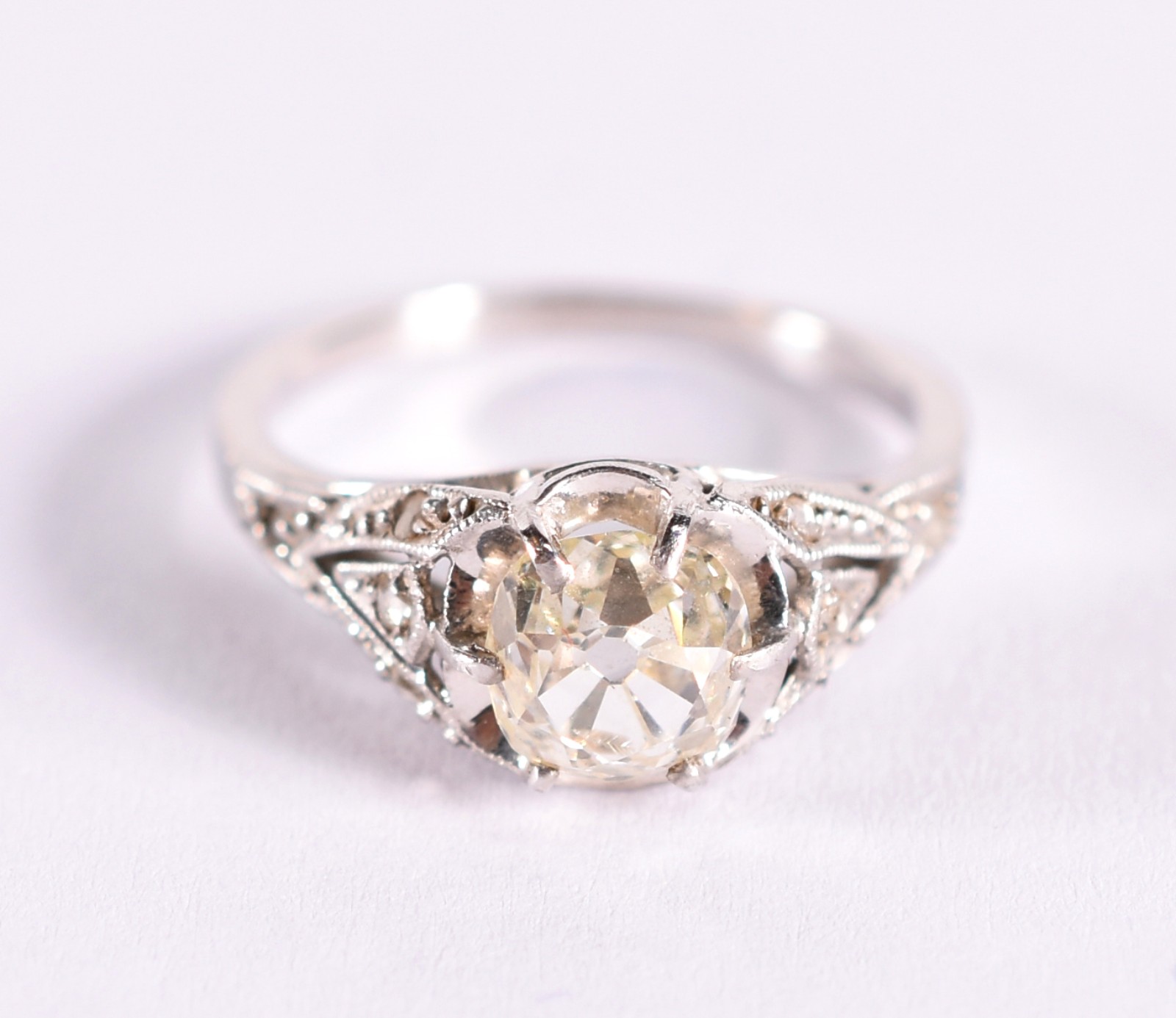 Anel de platina com um brilhante de aproximadamente 0,60 ct, aro 9... - foto 1 de 3