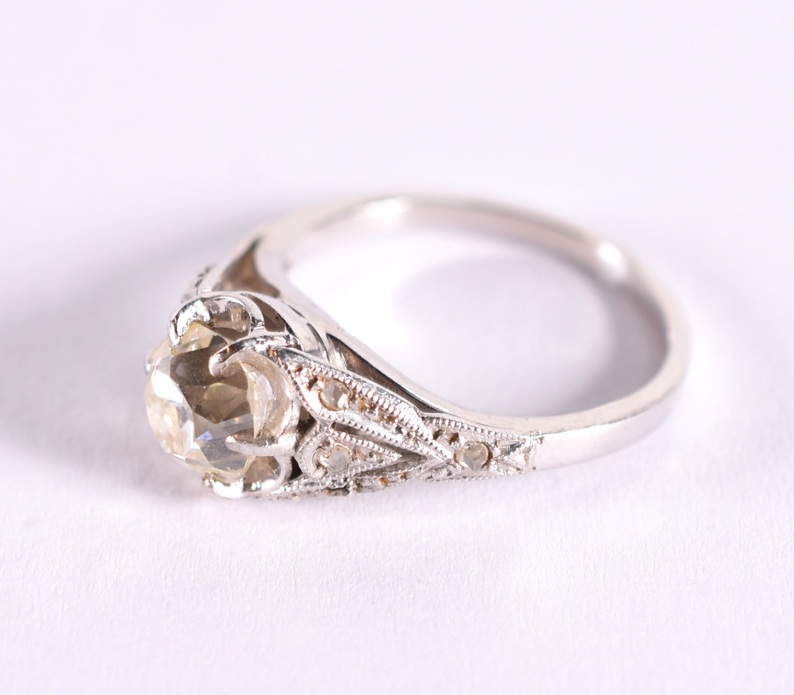 Anel de platina com um brilhante de aproximadamente 0,60 ct, aro 9... - foto 2 de 3