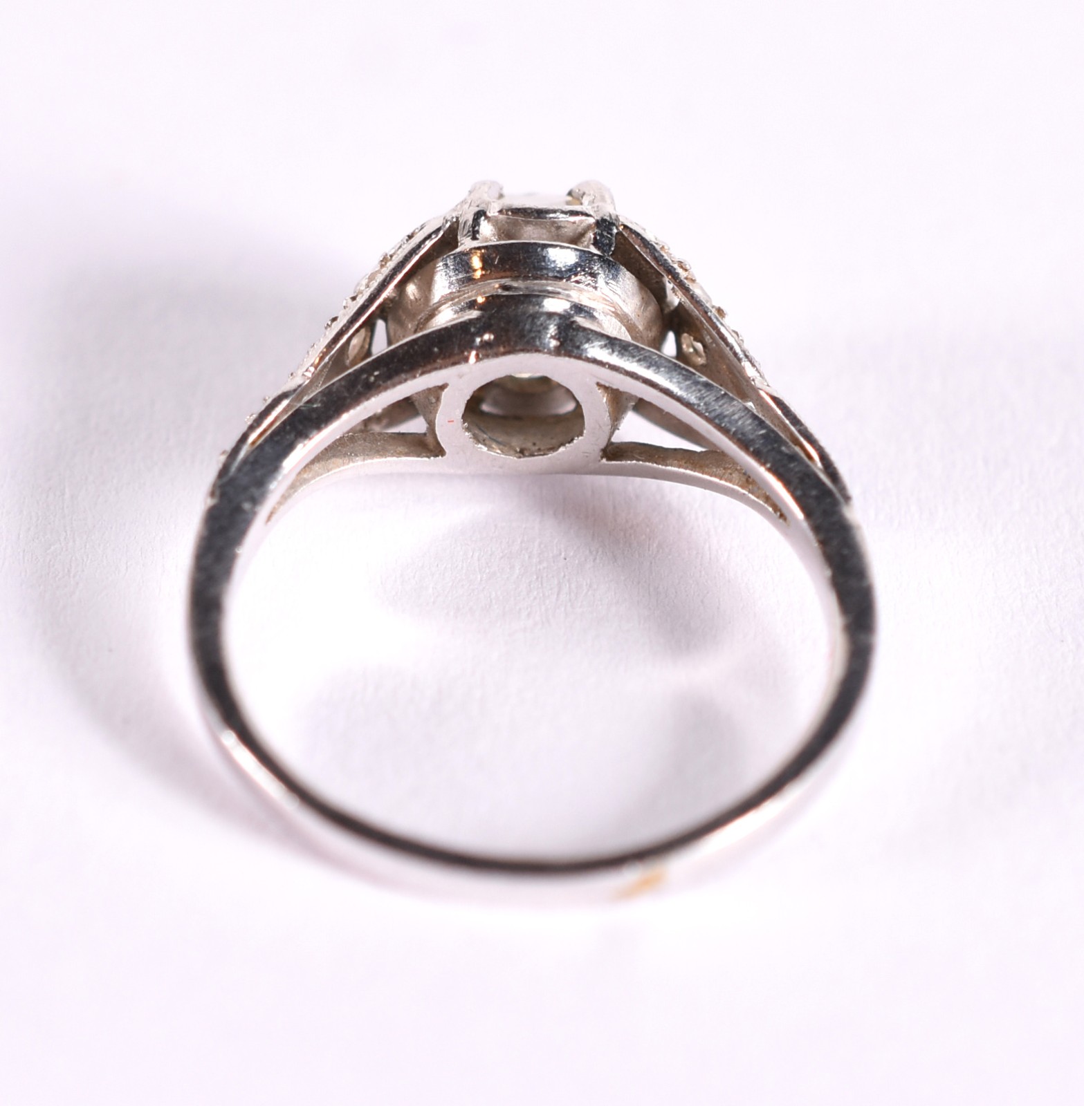 Anel de platina com um brilhante de aproximadamente 0,60 ct, aro 9... - foto 3 de 3