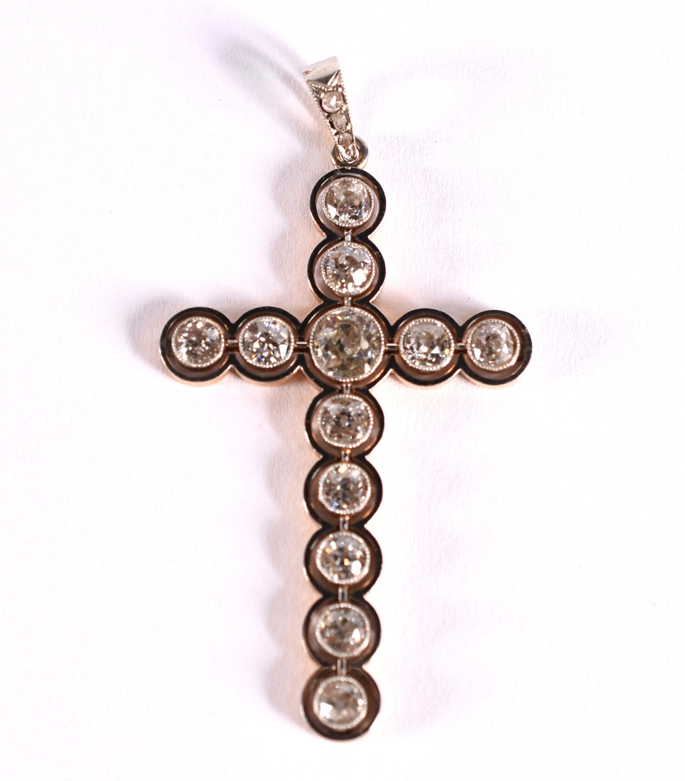 Crucifixo de platina e ouro 18 k com 12 brilhantes de aproximadamente... - foto 1 de 2