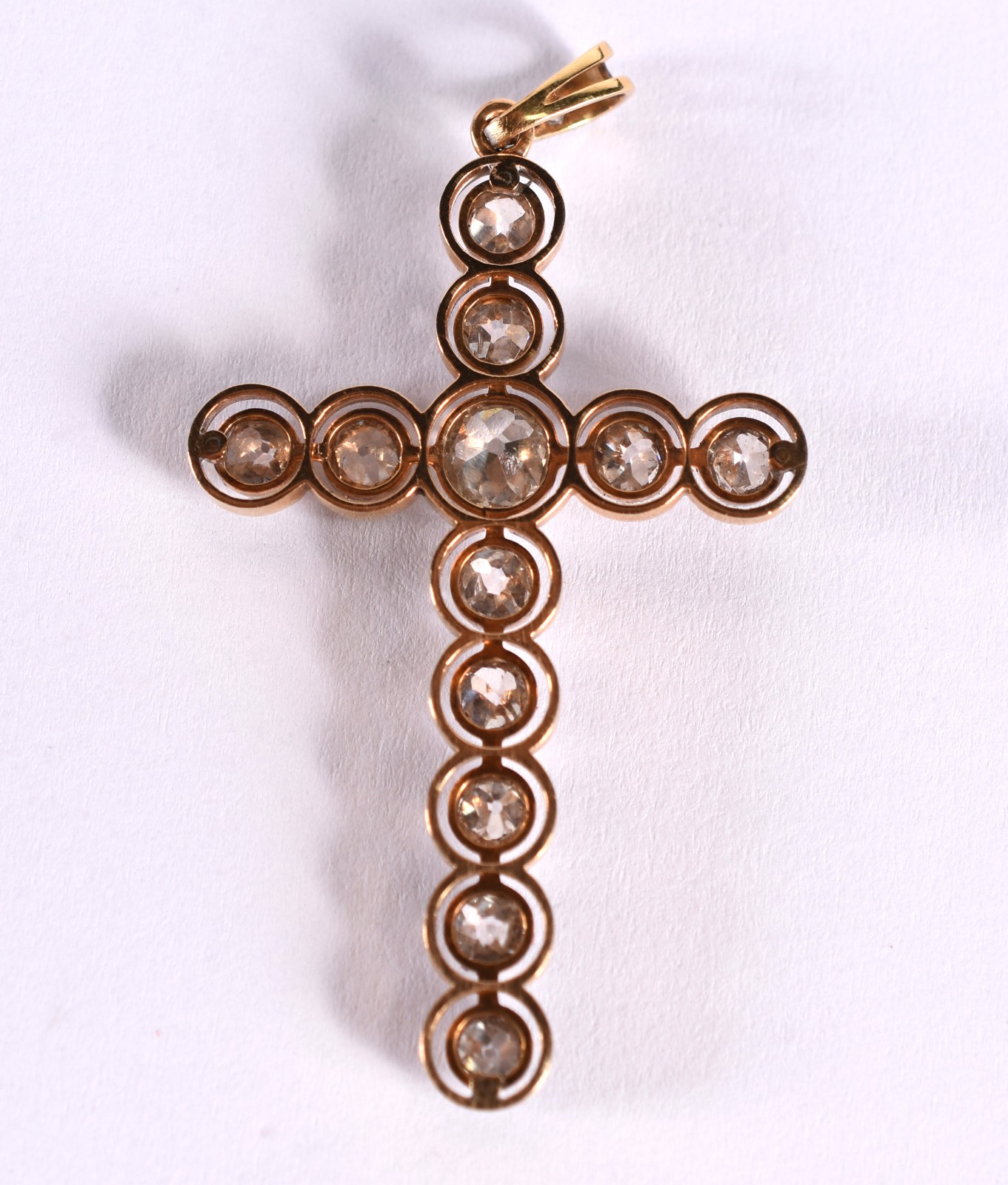 Crucifixo de platina e ouro 18 k com 12 brilhantes de aproximadamente... - foto 2 de 2