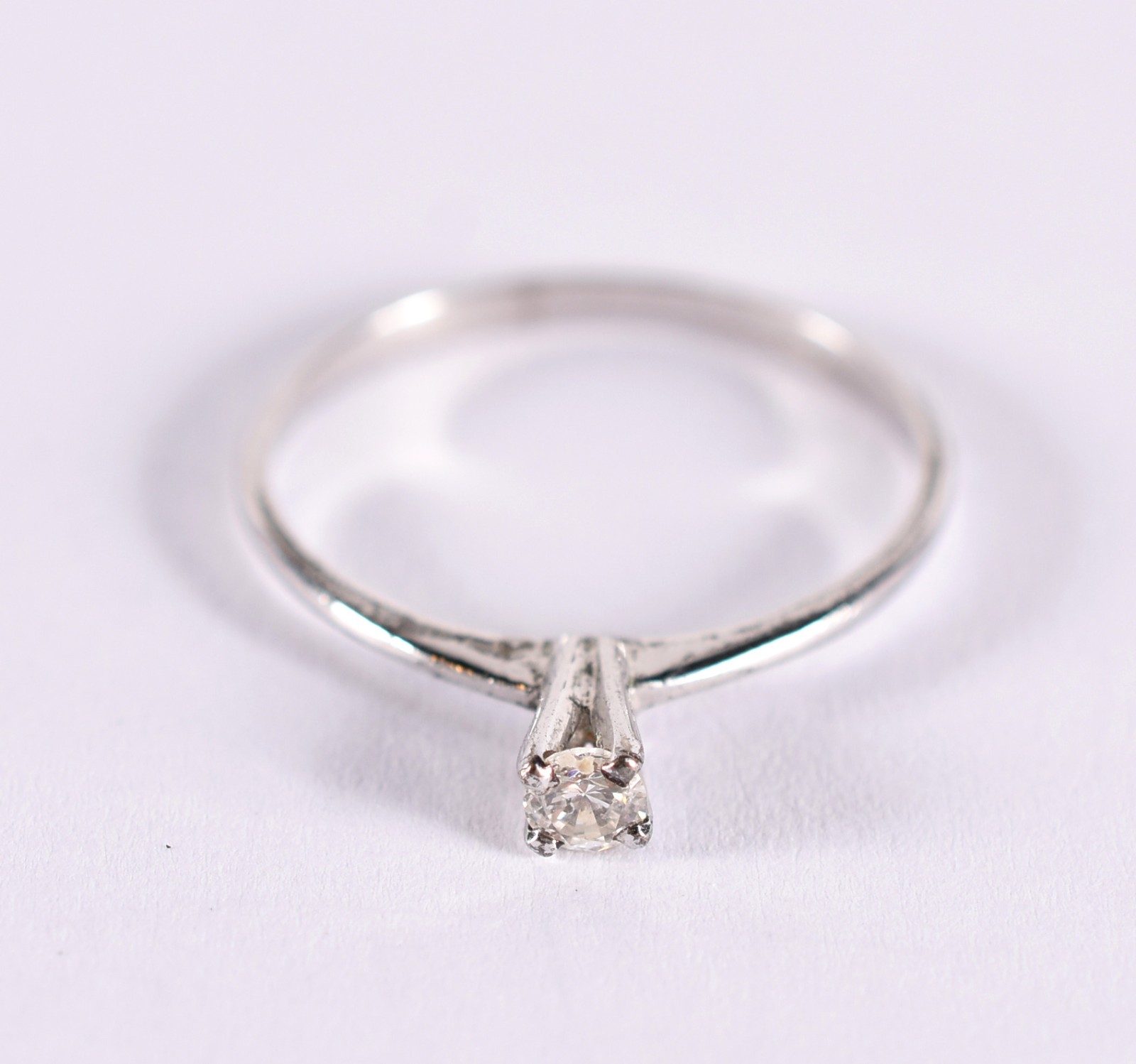 Solitário de ouro branco com um brilhante de aproximadamente 0,12 ct... - foto 1 de 3