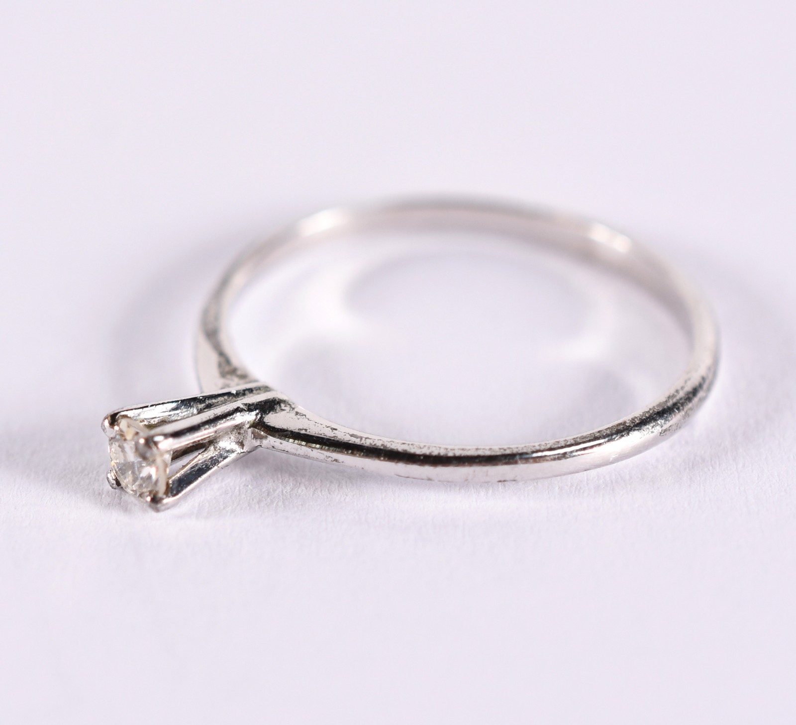 Solitário de ouro branco com um brilhante de aproximadamente 0,12 ct... - foto 2 de 3