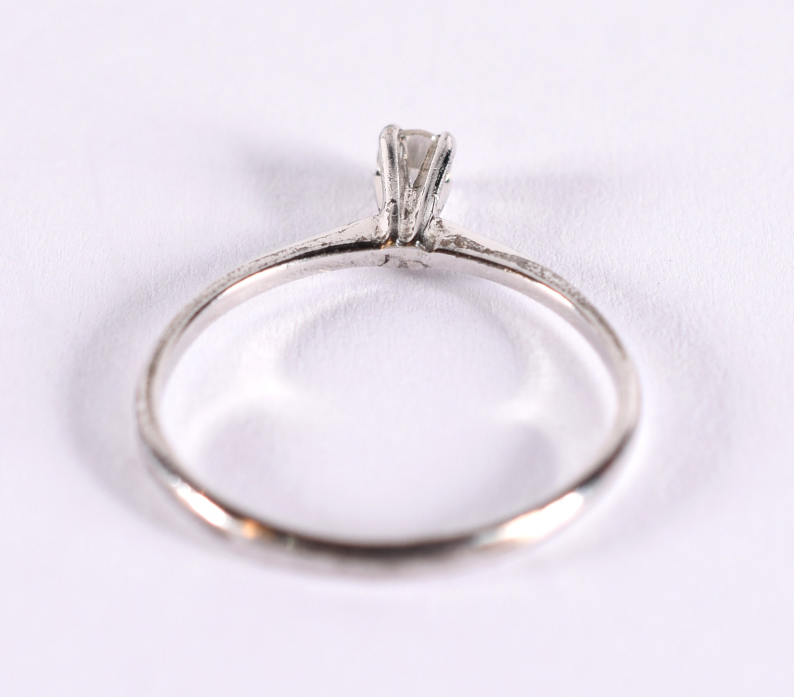 Solitário de ouro branco com um brilhante de aproximadamente 0,12 ct... - foto 3 de 3