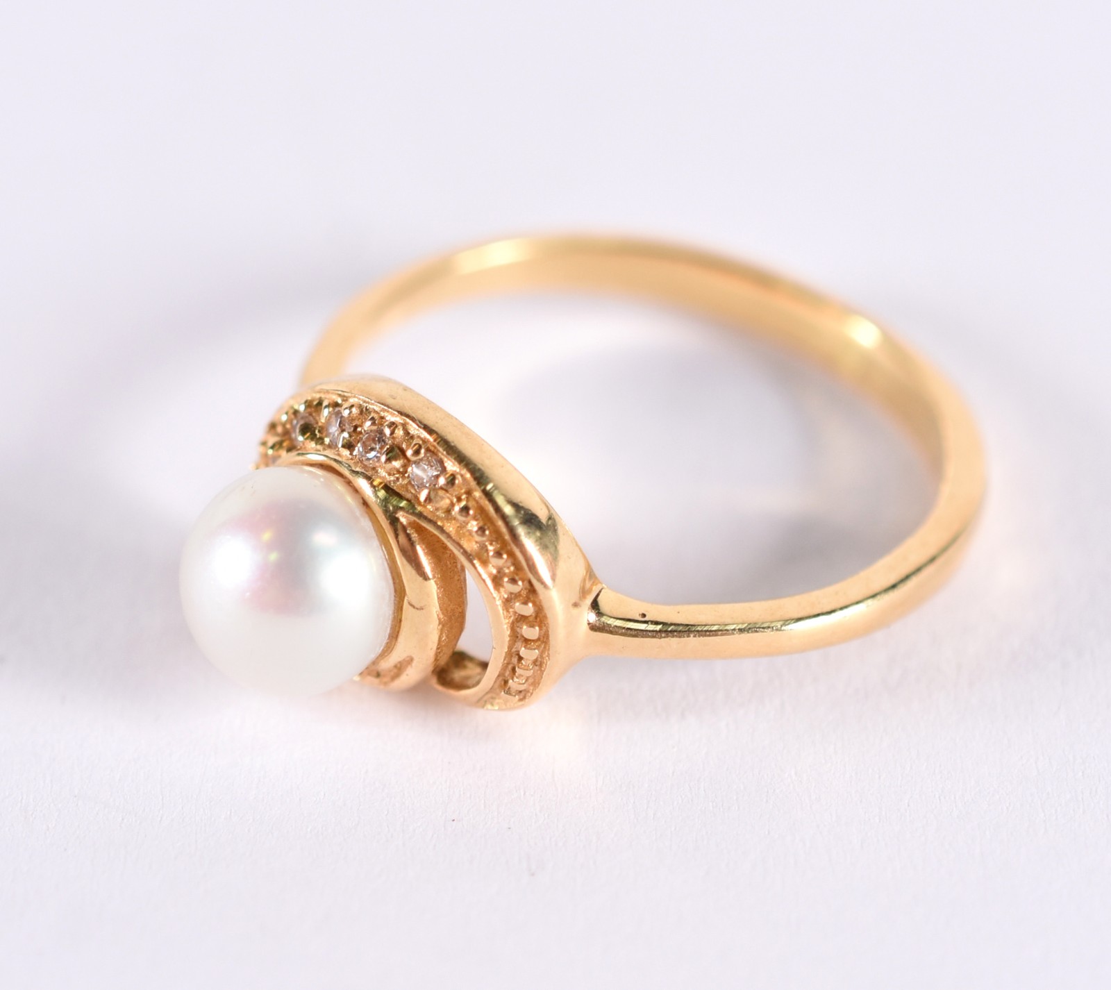 Anel de ouro 18 k, contraste 750 com perola e safiras brancas, aro 17... - foto 2 de 3