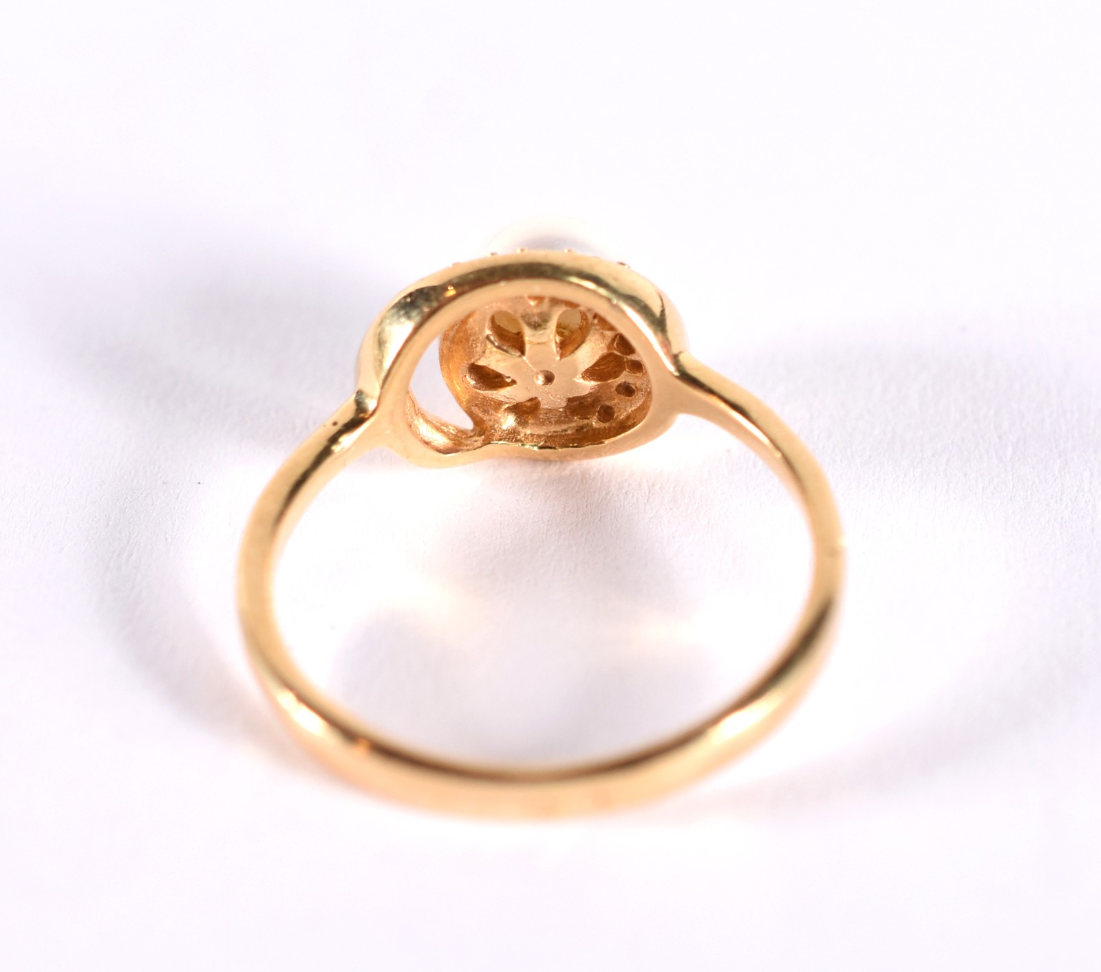 Anel de ouro 18 k, contraste 750 com perola e safiras brancas, aro 17... - foto 3 de 3