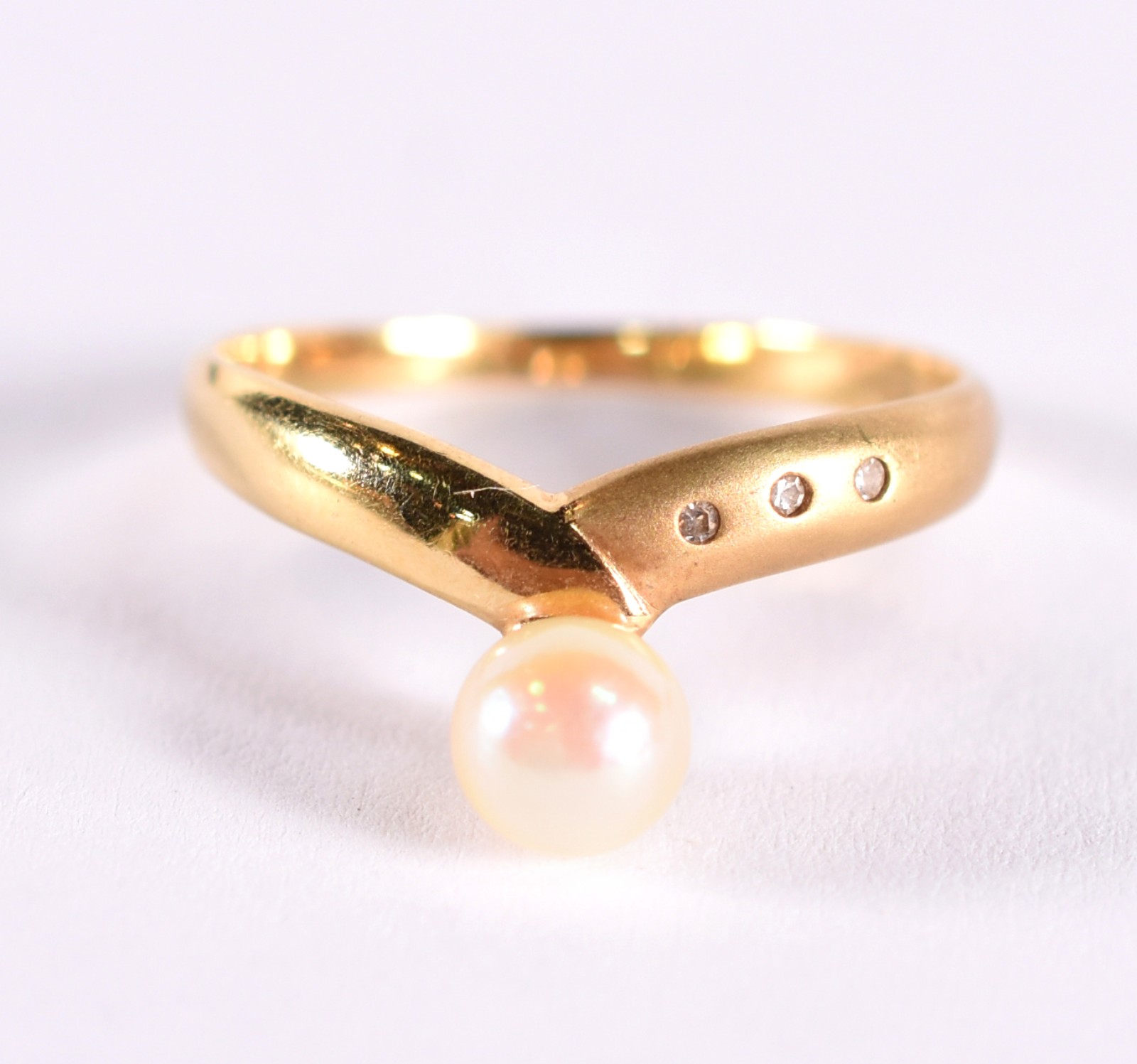 Anel de ouro 18 k, contraste 750 com perola e 3 mini brilhantes, aro... - foto 1 de 4