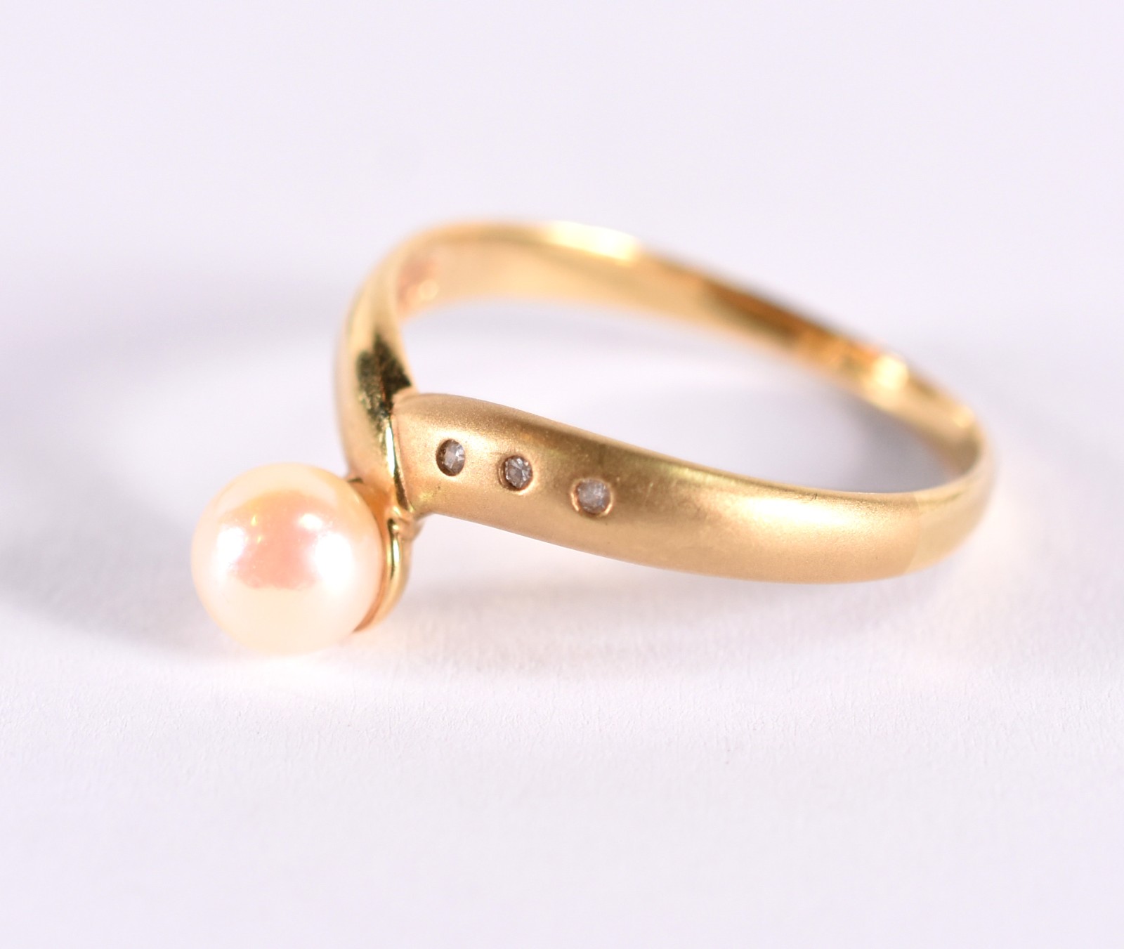 Anel de ouro 18 k, contraste 750 com perola e 3 mini brilhantes, aro... - foto 2 de 4