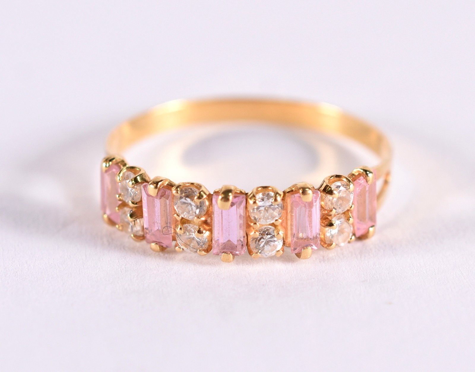 Anel de ouro 18 k, contraste 750 com safiras brancas e rosa, aro 17... - foto 1 de 4