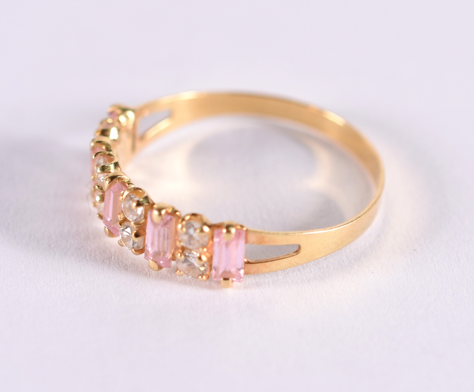 Anel de ouro 18 k, contraste 750 com safiras brancas e rosa, aro 17... - foto 2 de 4