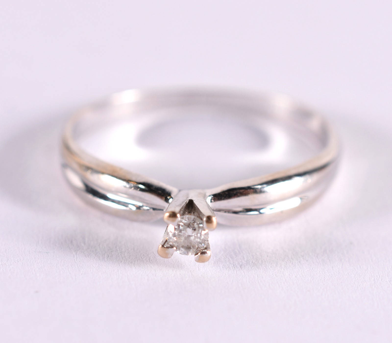 Solitário de ouro branco com um brilhante de 0,10 ct, aro 17 (Por... - foto 1 de 4