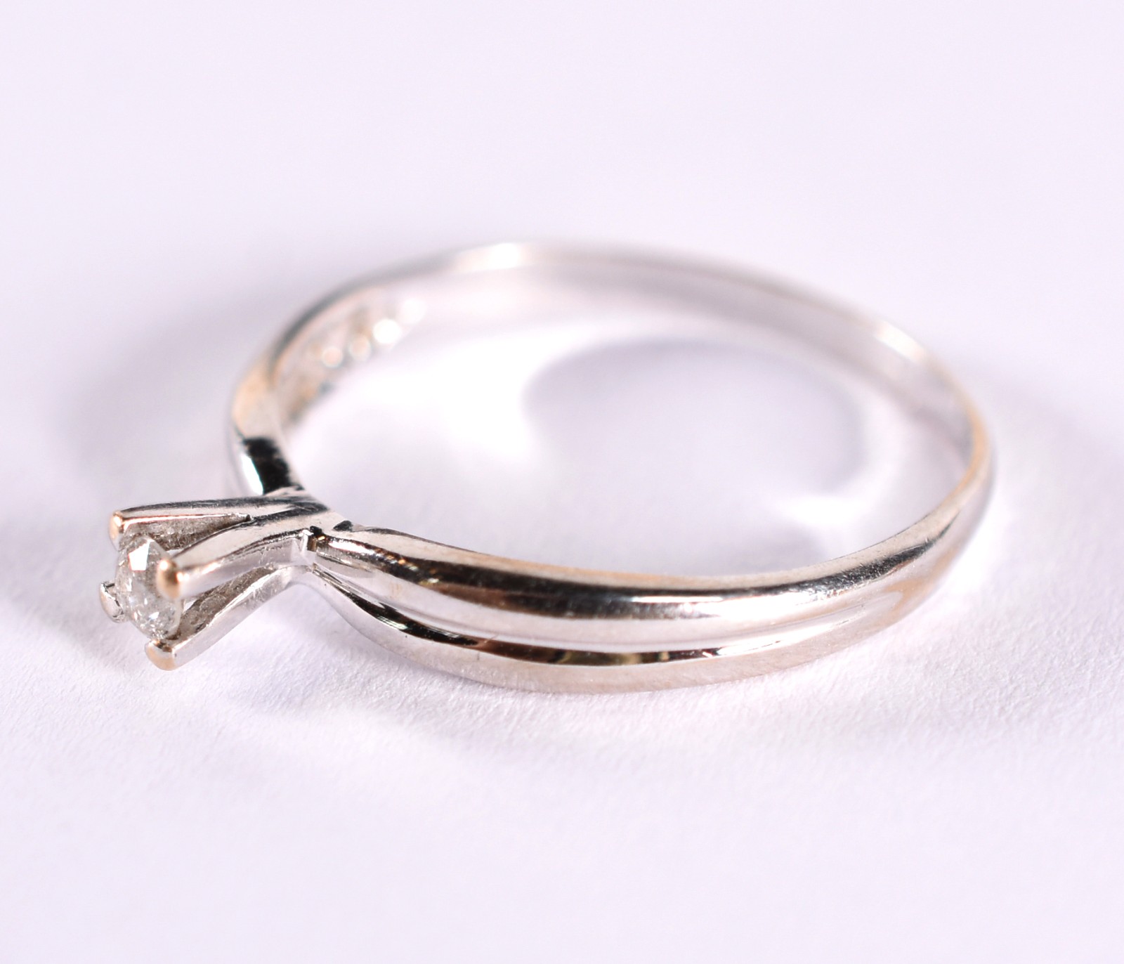 Solitário de ouro branco com um brilhante de 0,10 ct, aro 17 (Por... - foto 2 de 4