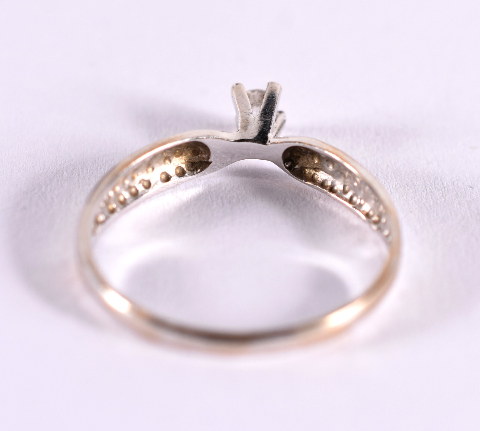 Solitário de ouro branco com um brilhante de 0,10 ct, aro 17 (Por... - foto 3 de 4