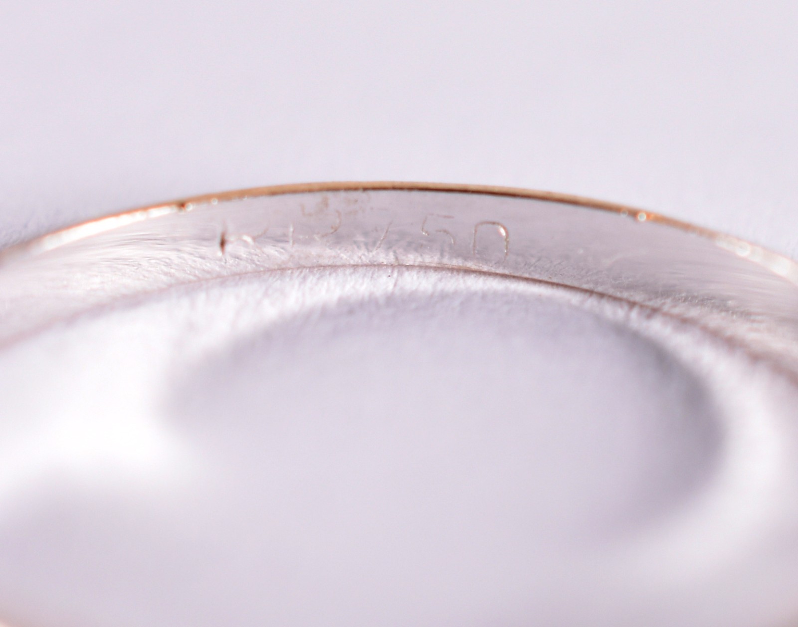 Solitário de ouro branco com um brilhante de 0,10 ct, aro 17 (Por... - foto 4 de 4