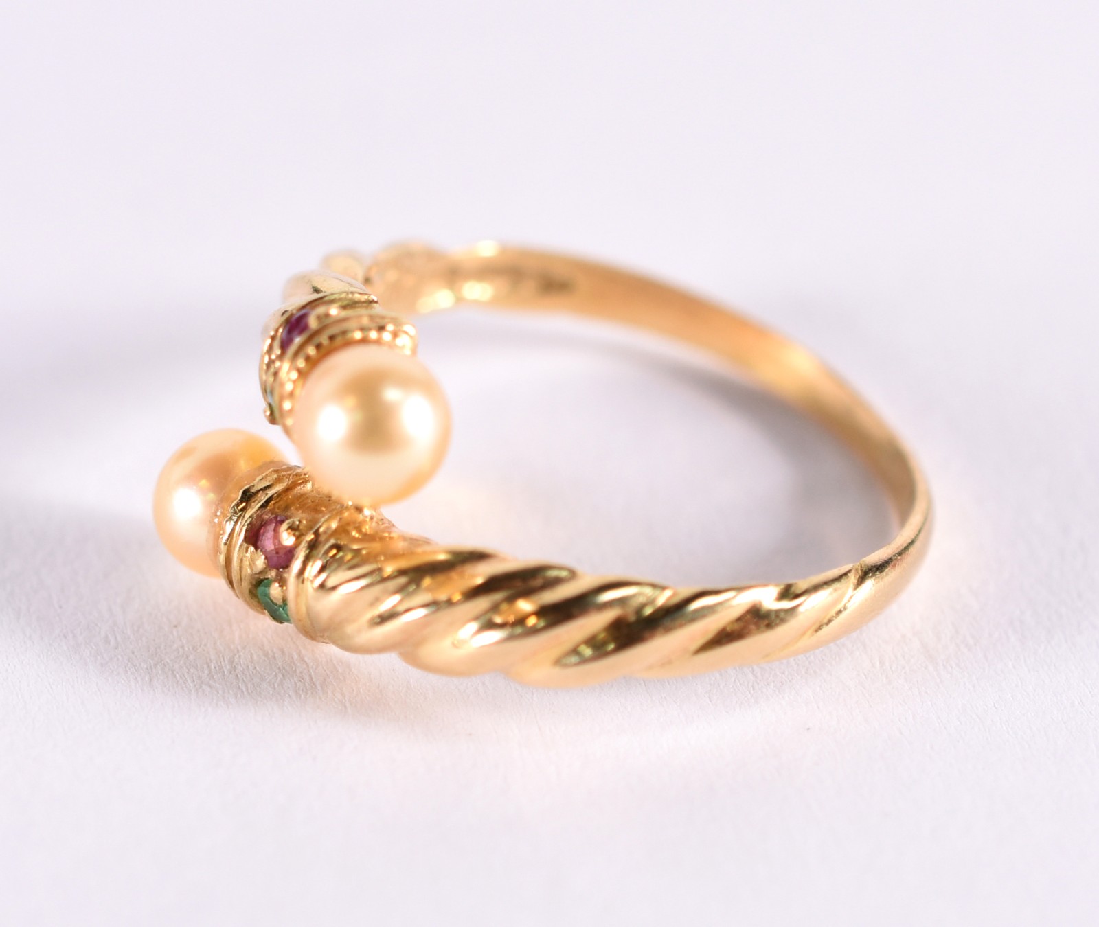 Anel de ouro 18 k, contraste 750 com perolas rubis e esmeralda, aro... - foto 2 de 4