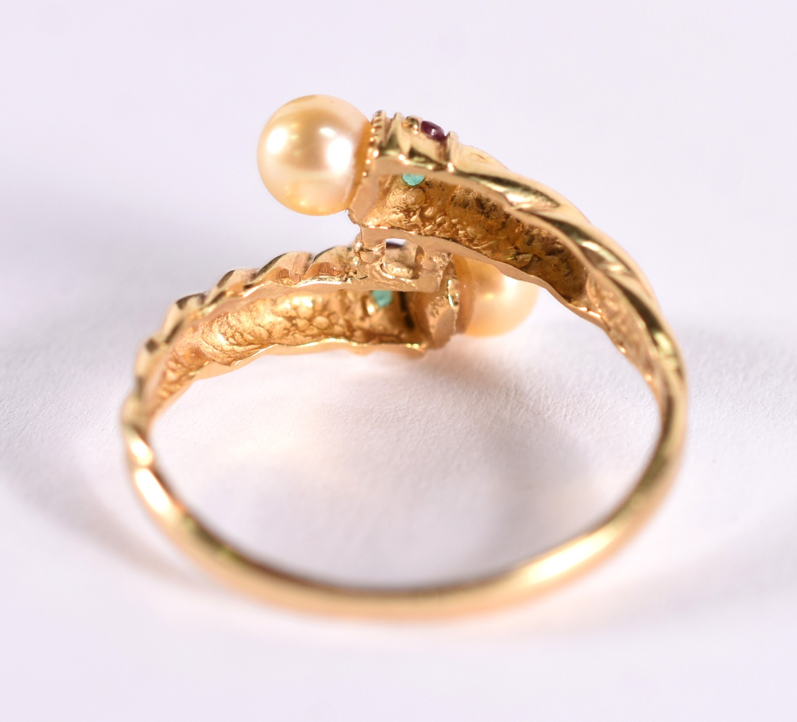 Anel de ouro 18 k, contraste 750 com perolas rubis e esmeralda, aro... - foto 3 de 4