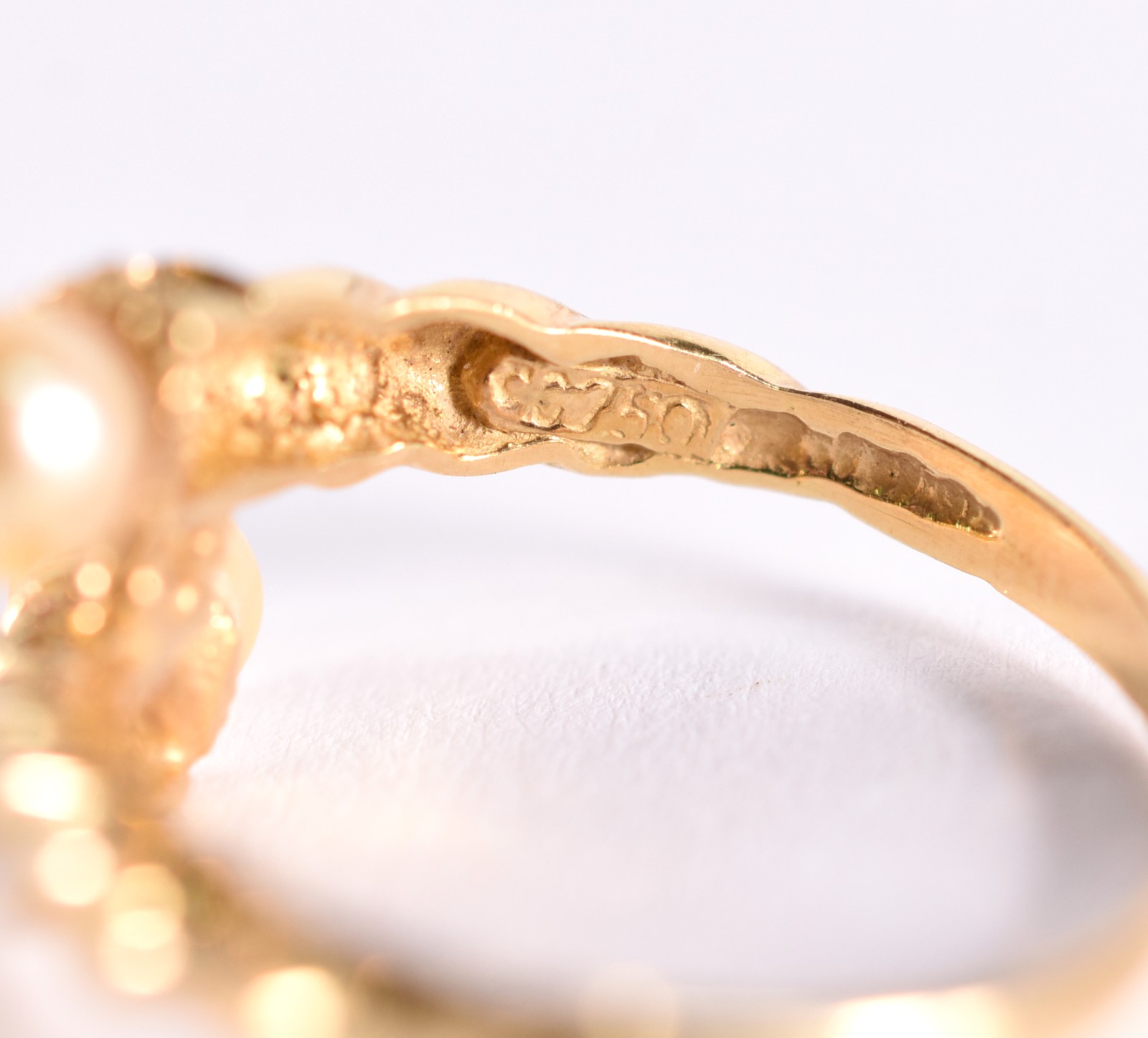 Anel de ouro 18 k, contraste 750 com perolas rubis e esmeralda, aro... - foto 4 de 4