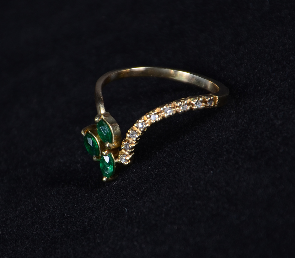Anel em ouro 18 k em "V" com 3 esmeraldas e 9 brilhantes... - foto 1 de 2