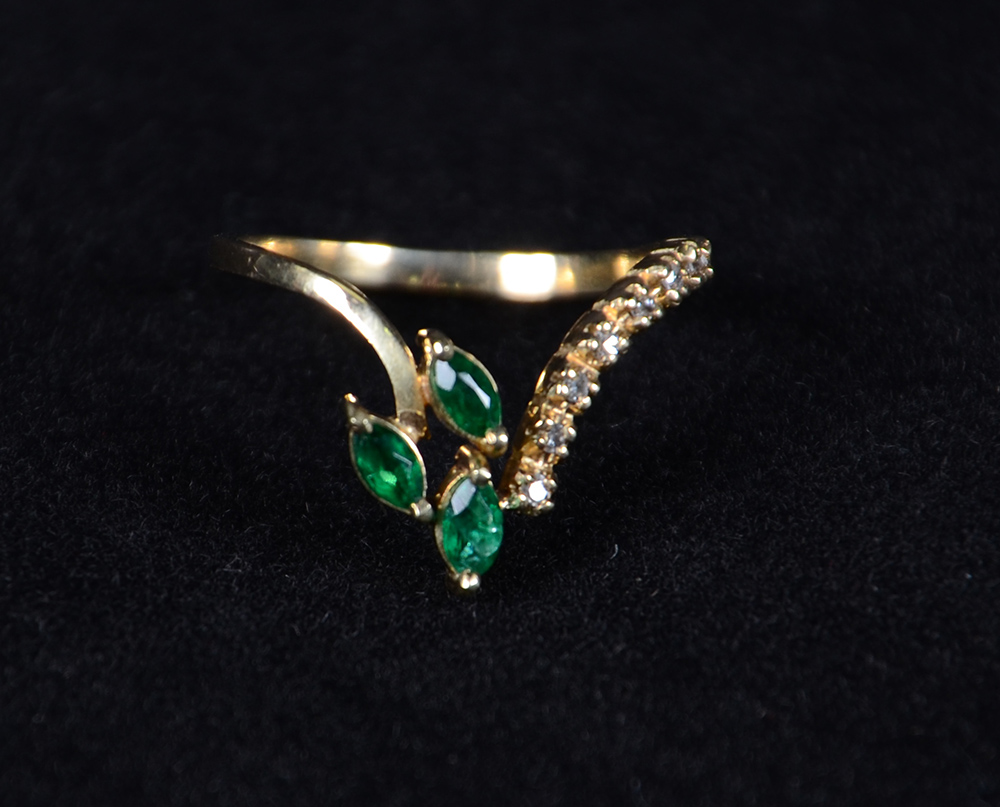 Anel em ouro 18 k em "V" com 3 esmeraldas e 9 brilhantes... - foto 2 de 2