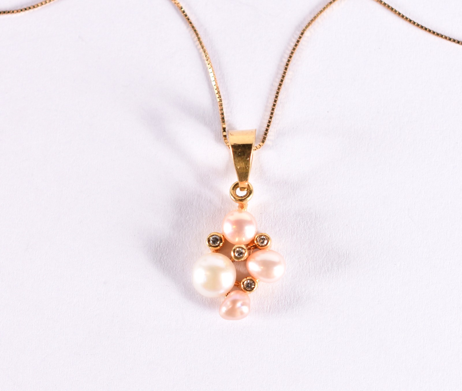 Colar de ouro 18 k, contraste 750 e pingente com perolas (Por motivos... - foto 1 de 5
