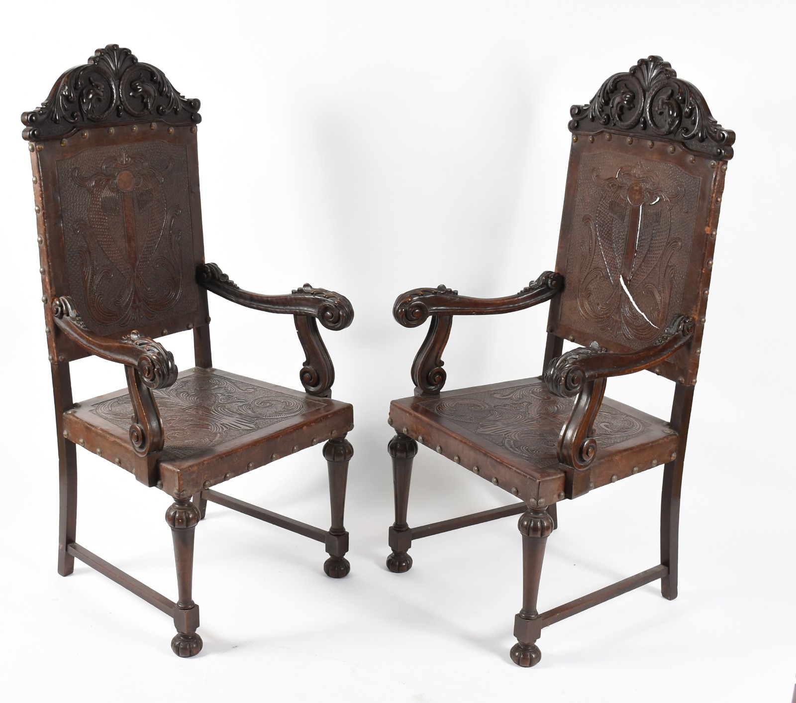 Par de grandes poltronas de madeira nobre, assentos e encostos de... - foto 1 de 5