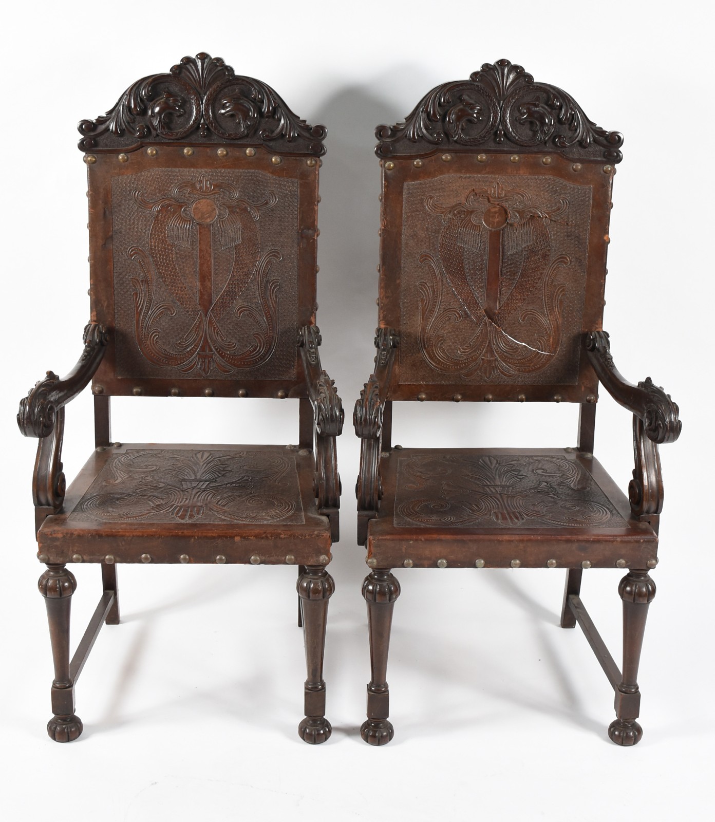 Par de grandes poltronas de madeira nobre, assentos e encostos de... - foto 2 de 5