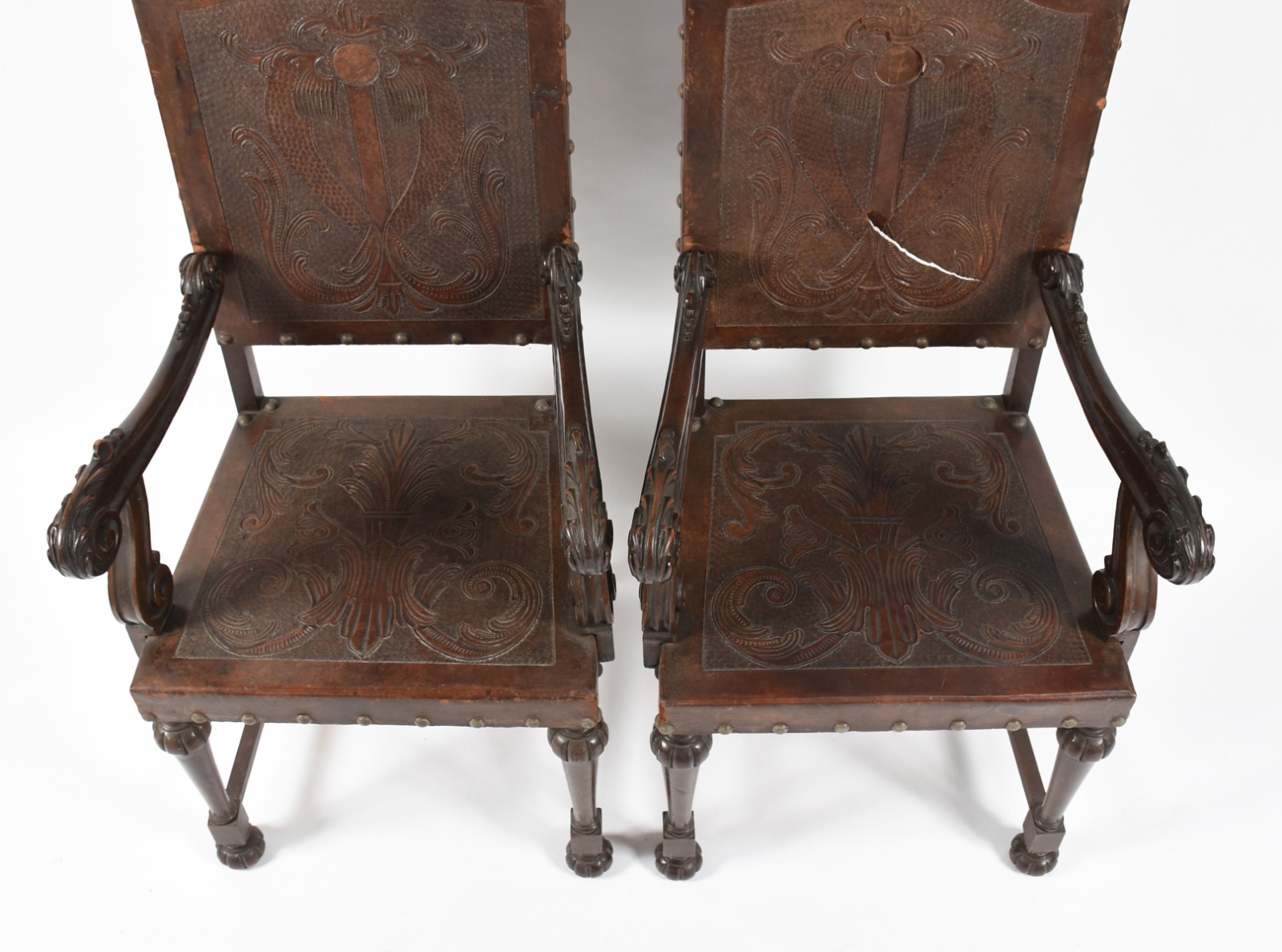 Par de grandes poltronas de madeira nobre, assentos e encostos de... - foto 4 de 5