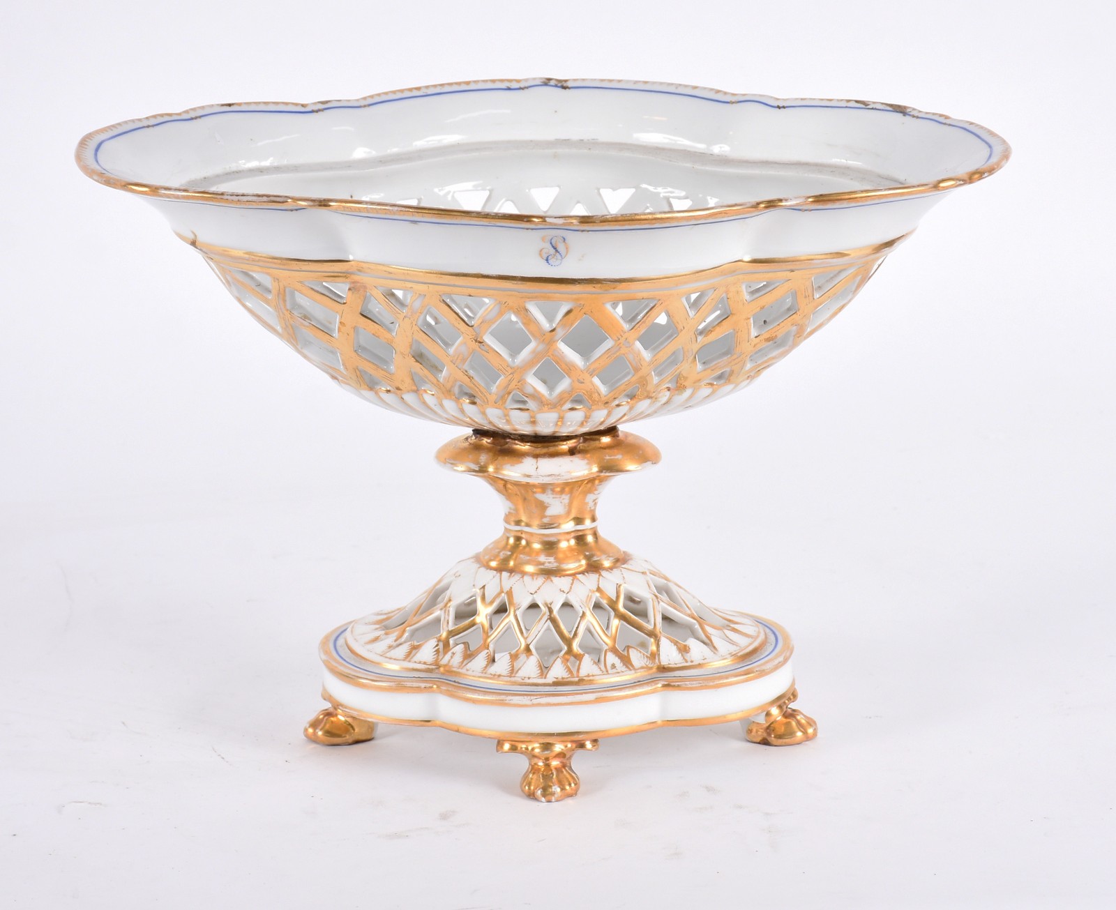 Fruteira de porcelana francesa na cor branca, galeria e base vazadas... - foto 1 de 4