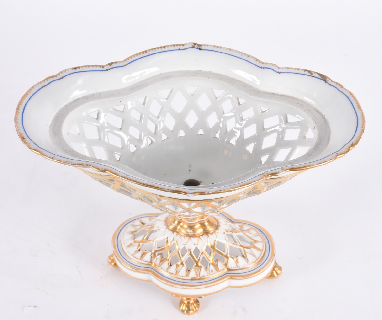 Fruteira de porcelana francesa na cor branca, galeria e base vazadas... - foto 2 de 4