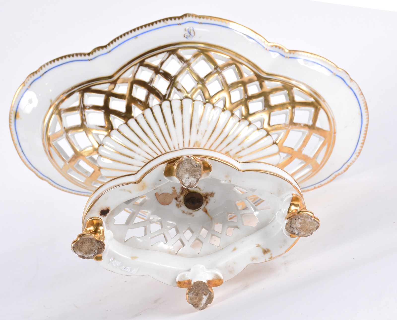 Fruteira de porcelana francesa na cor branca, galeria e base vazadas... - foto 3 de 4