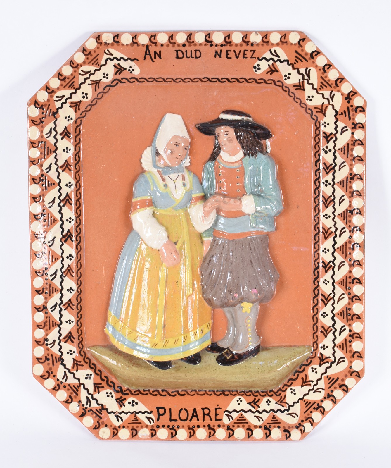 Placa de faiança europeia com casal em relevo policromado, feitio... - foto 1 de 5