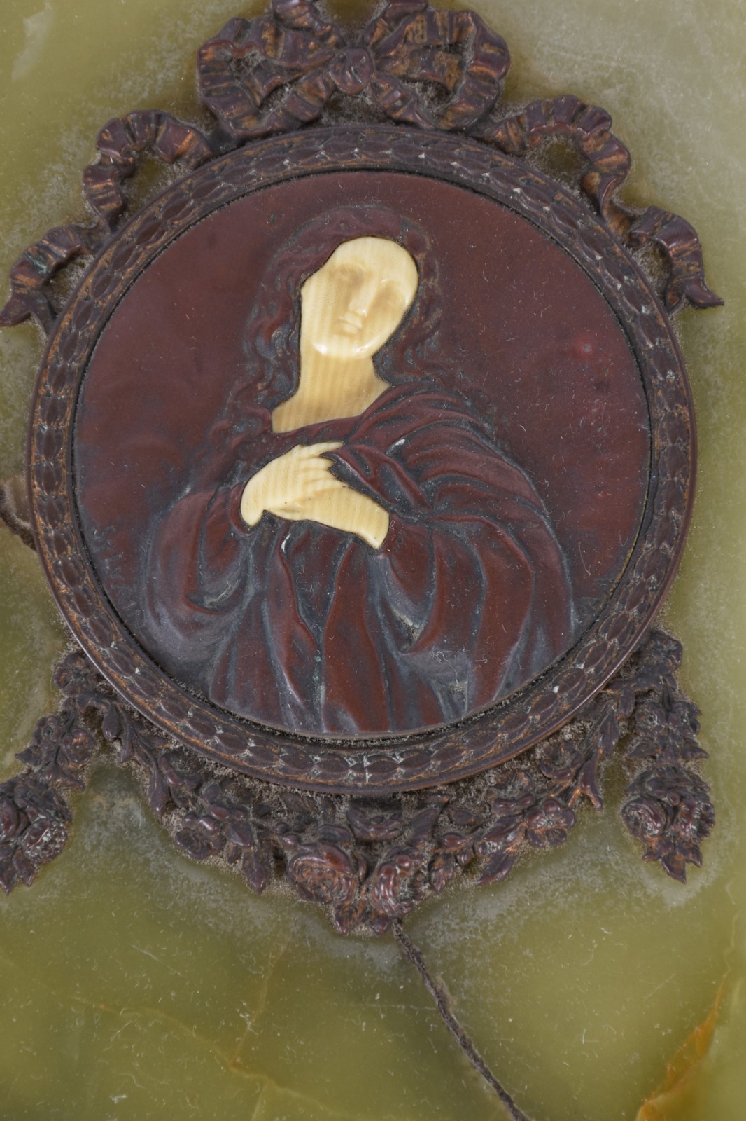 Duas placas sacras de ônix na cor verde com figuras de Nossa Senhora... - foto 2 de 4