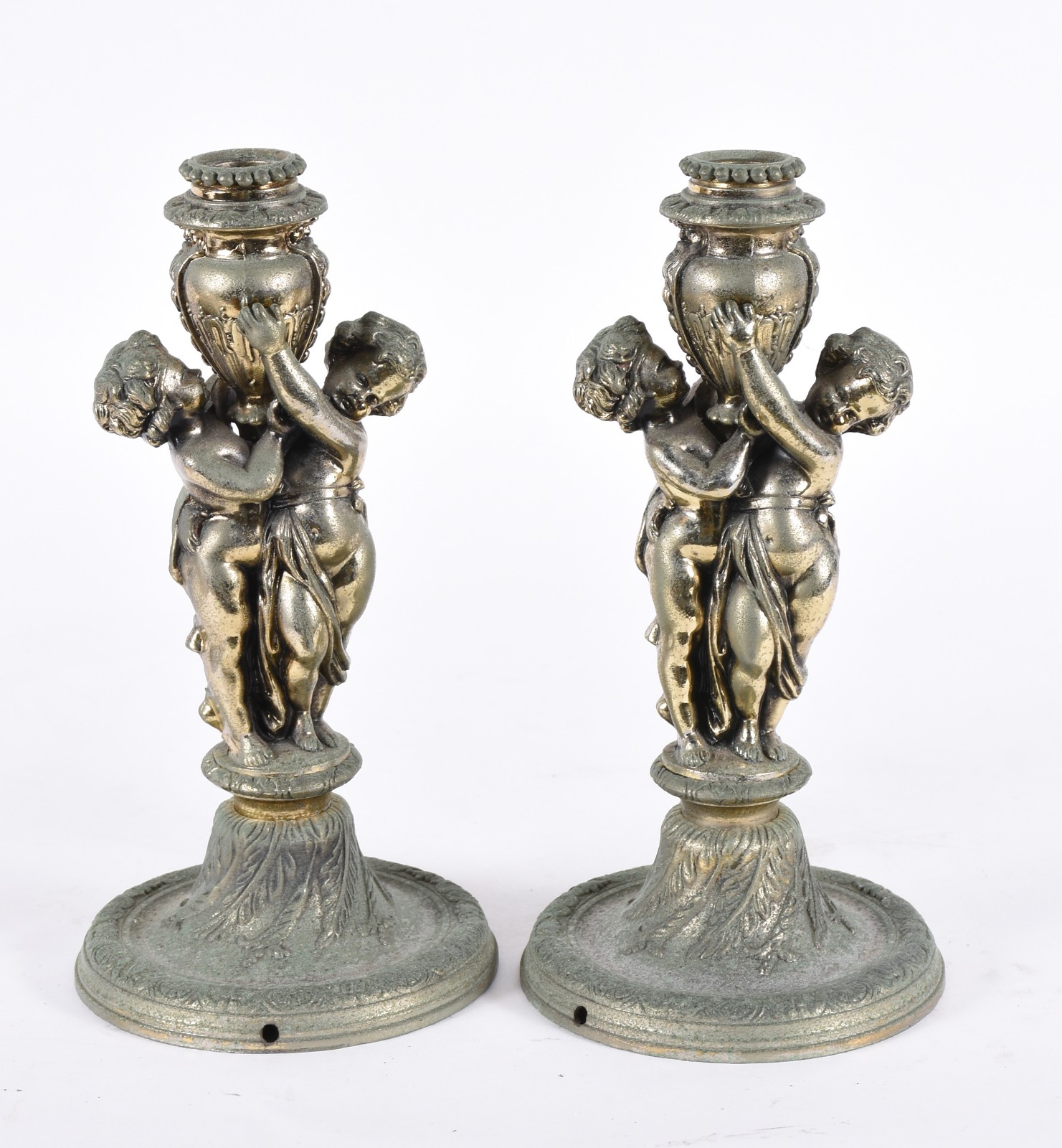 Par de castiçais de metal com figuras (oxidado). - foto 1 de 6