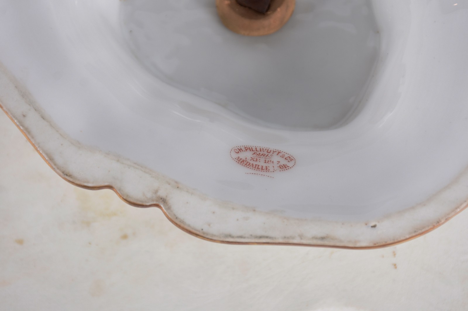 Porta cremeiras de porcelana francesa branca com tarja verde e frisos... - foto 4 de 4
