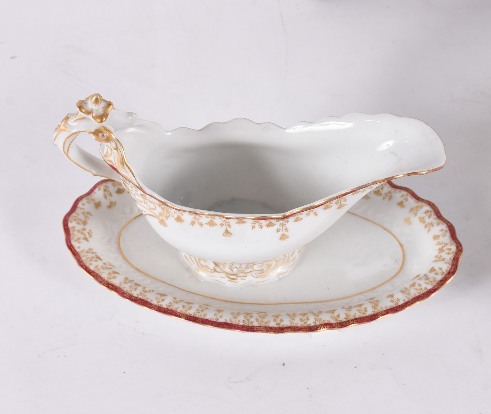 Três elegantes peças de porcelana francesa na cor branca, bordas... - foto 3 de 6