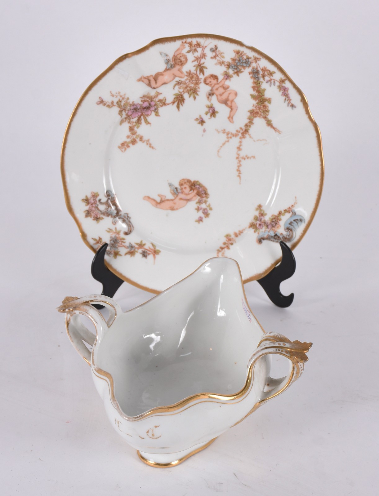 Duas peças de porcelana francesa, sendo elegante molheira com frisos... - foto 1 de 5