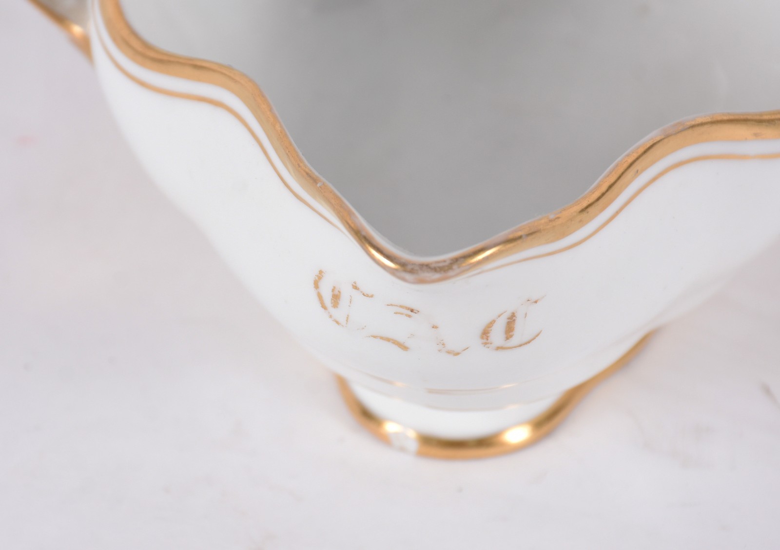 Duas peças de porcelana francesa, sendo elegante molheira com frisos... - foto 3 de 5