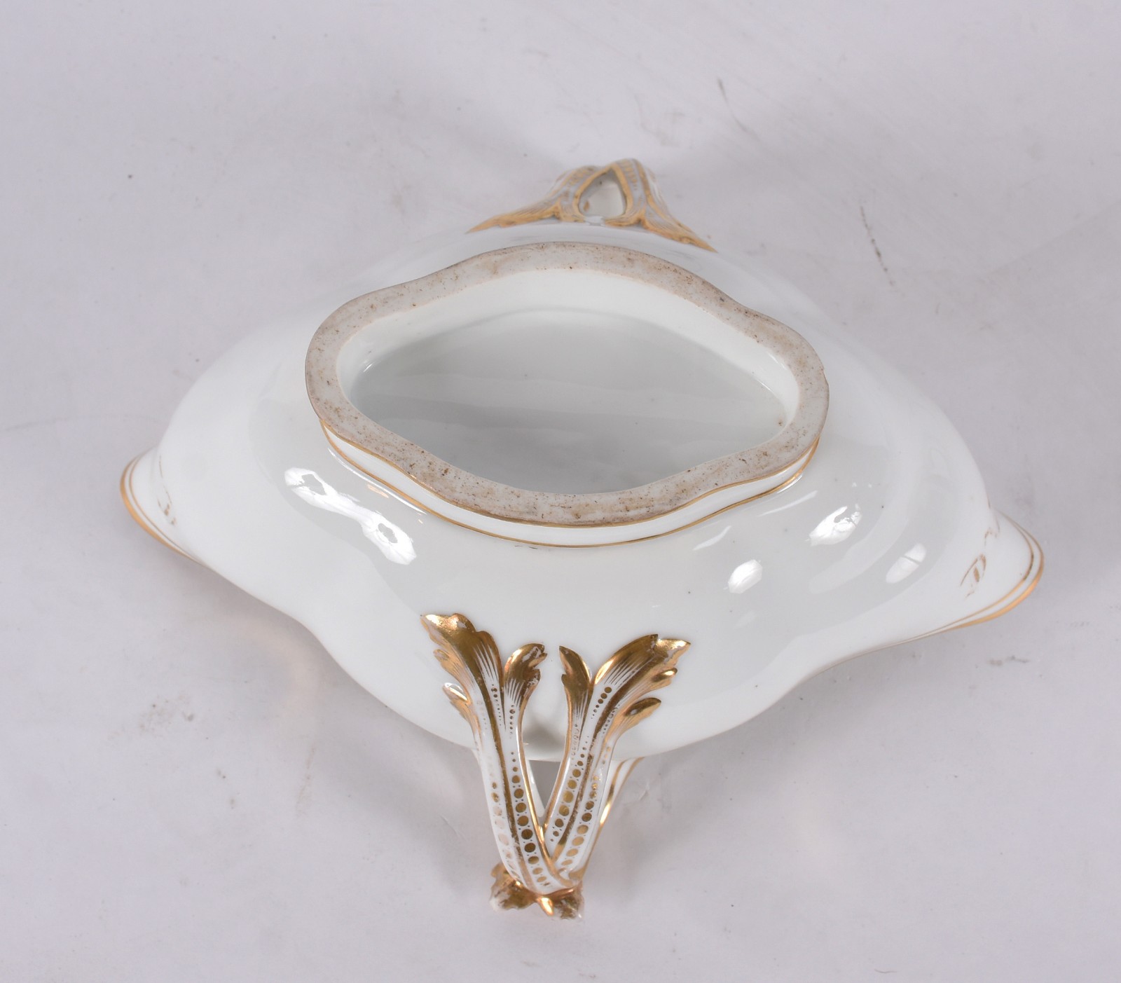 Duas peças de porcelana francesa, sendo elegante molheira com frisos... - foto 4 de 5