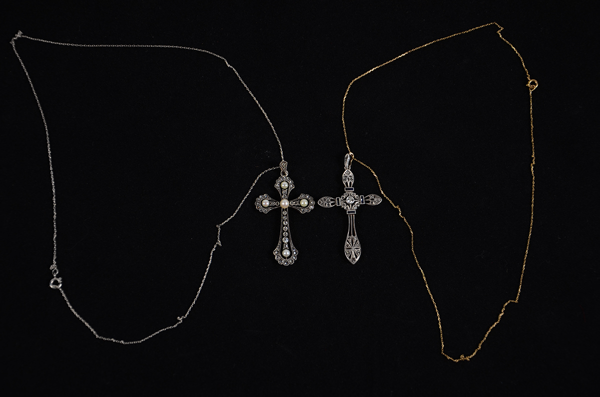 Lote com dois cordões e dois pingentes de cruz. Peso Total: 12 g - foto 2 de 2
