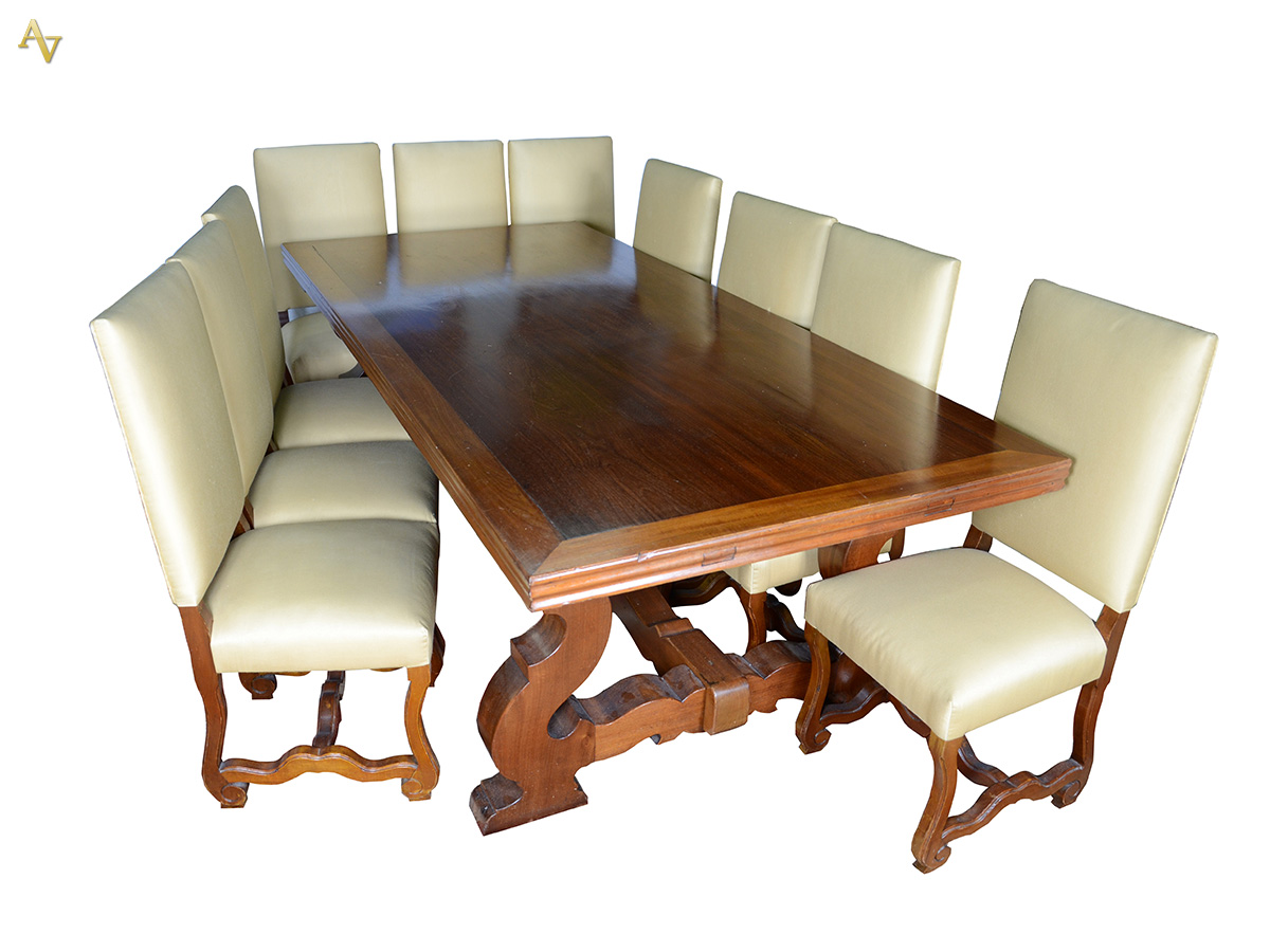 Mesa de jantar de madeira nobre, estilo colonial, tampo inteiriço...