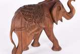 Estatueta representando elefante de madeira ent... - Estatueta representando elefante de madeira entalhada.