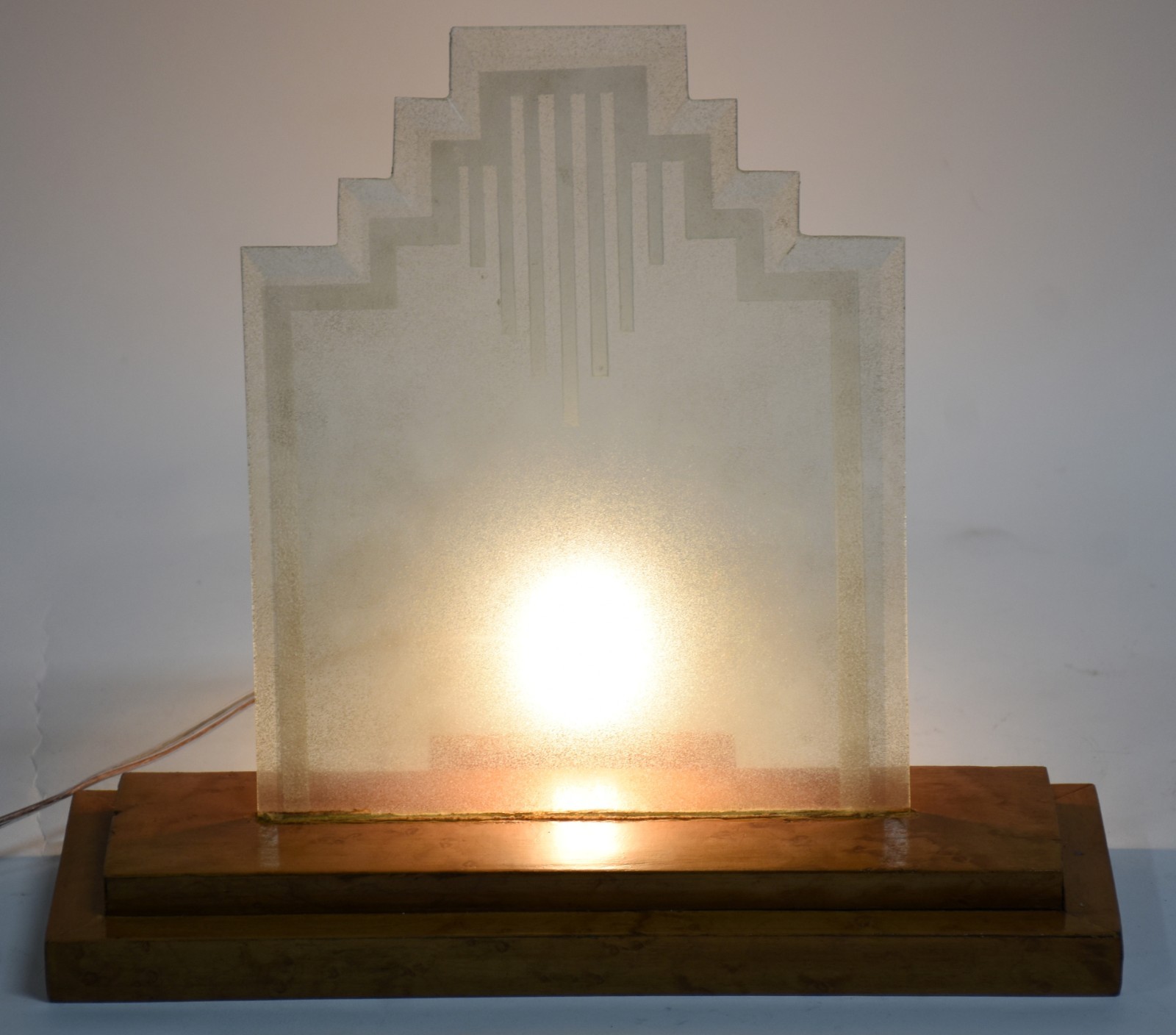 Quebra luz ART DECO com base de madeira e vidro bisotado. - foto 2 de 3