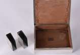 Caixa para cigarros de prata 833 mls com interi... - Caixa para cigarros de prata 833 mls com interior de madeira e 2 porta fósforos de prata 925 mls contrastada. Peso da prata do porta fósforos: 7...