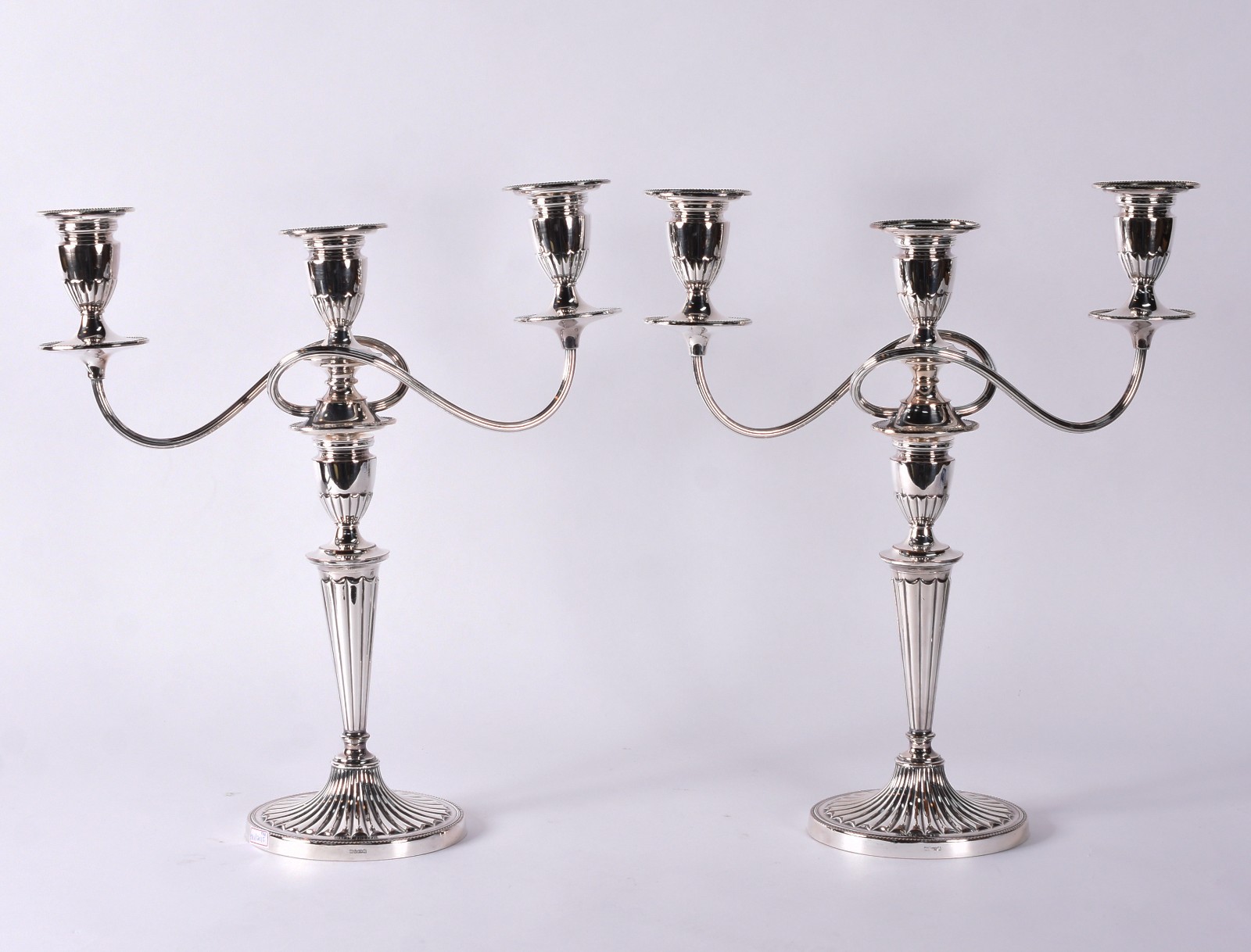 Par de candelabros de metal prateado para tres velas cada... - foto 1 de 5