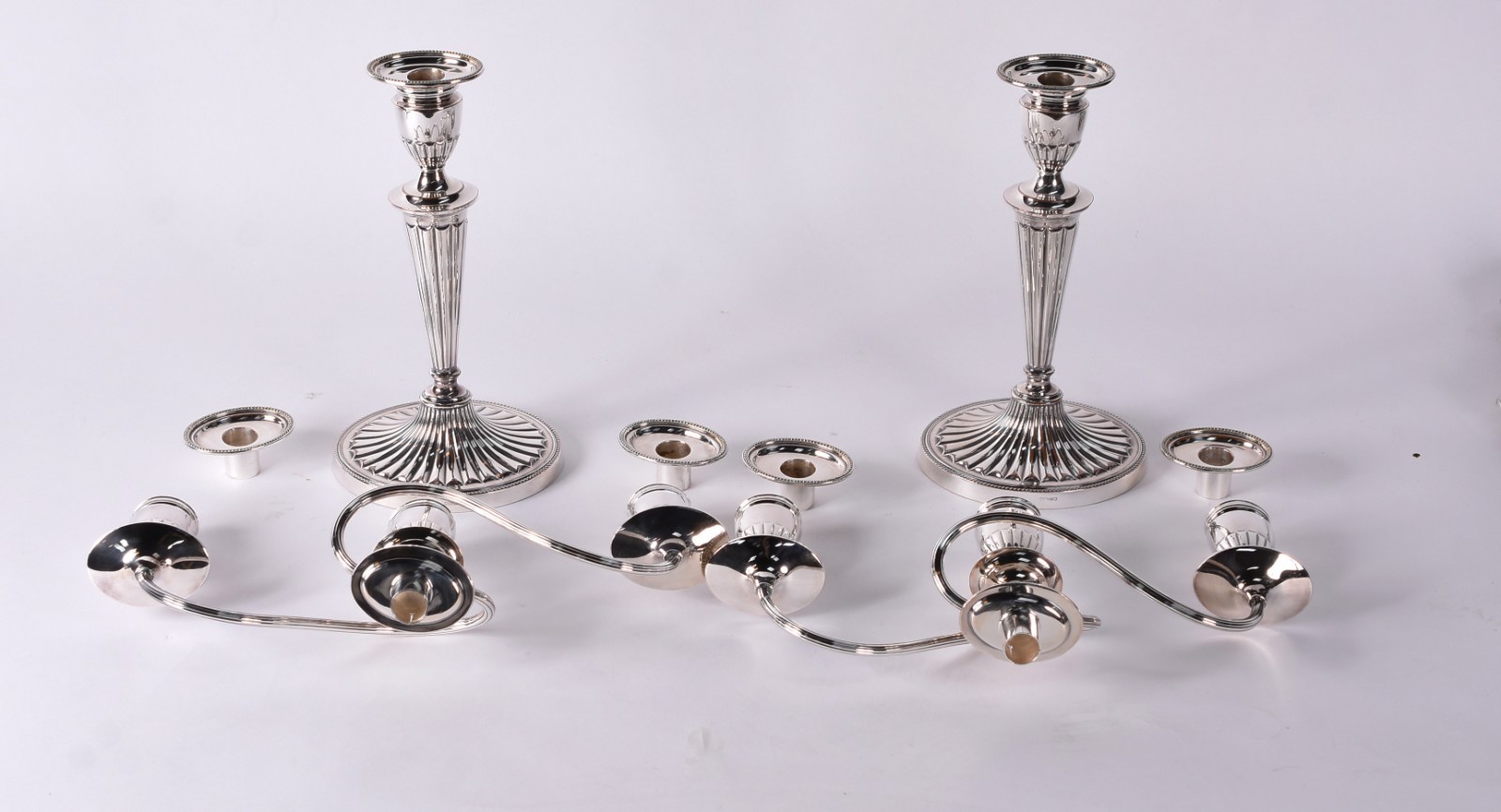 Par de candelabros de metal prateado para tres velas cada... - foto 2 de 5