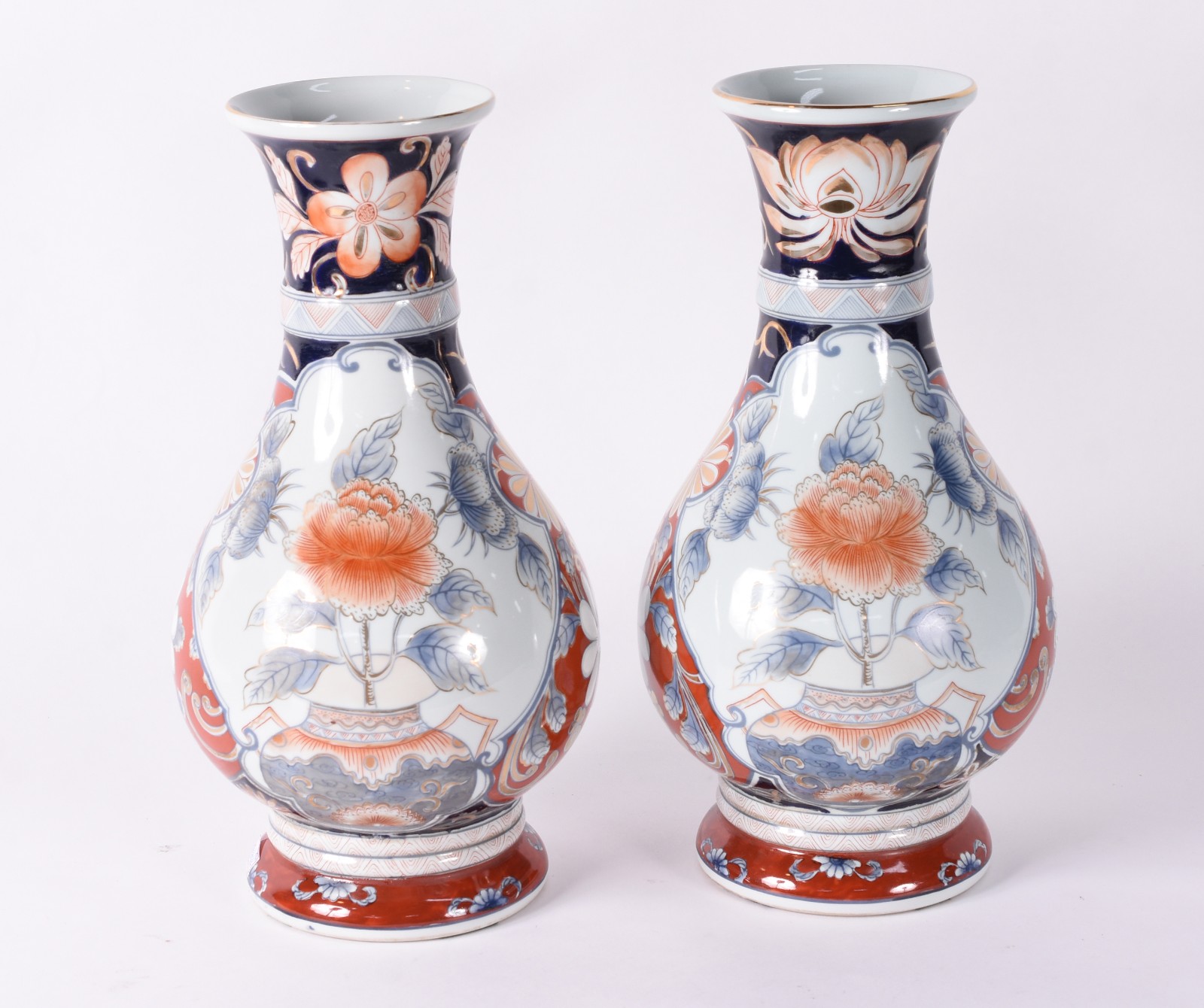 Par de vasos de porcelana oriental ao gosto Imari, decorados em tons... - foto 1 de 4