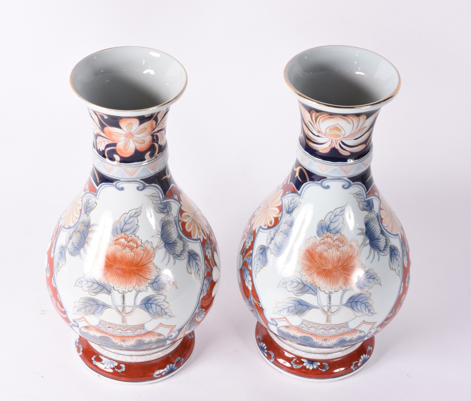 Par de vasos de porcelana oriental ao gosto Imari, decorados em tons... - foto 2 de 4