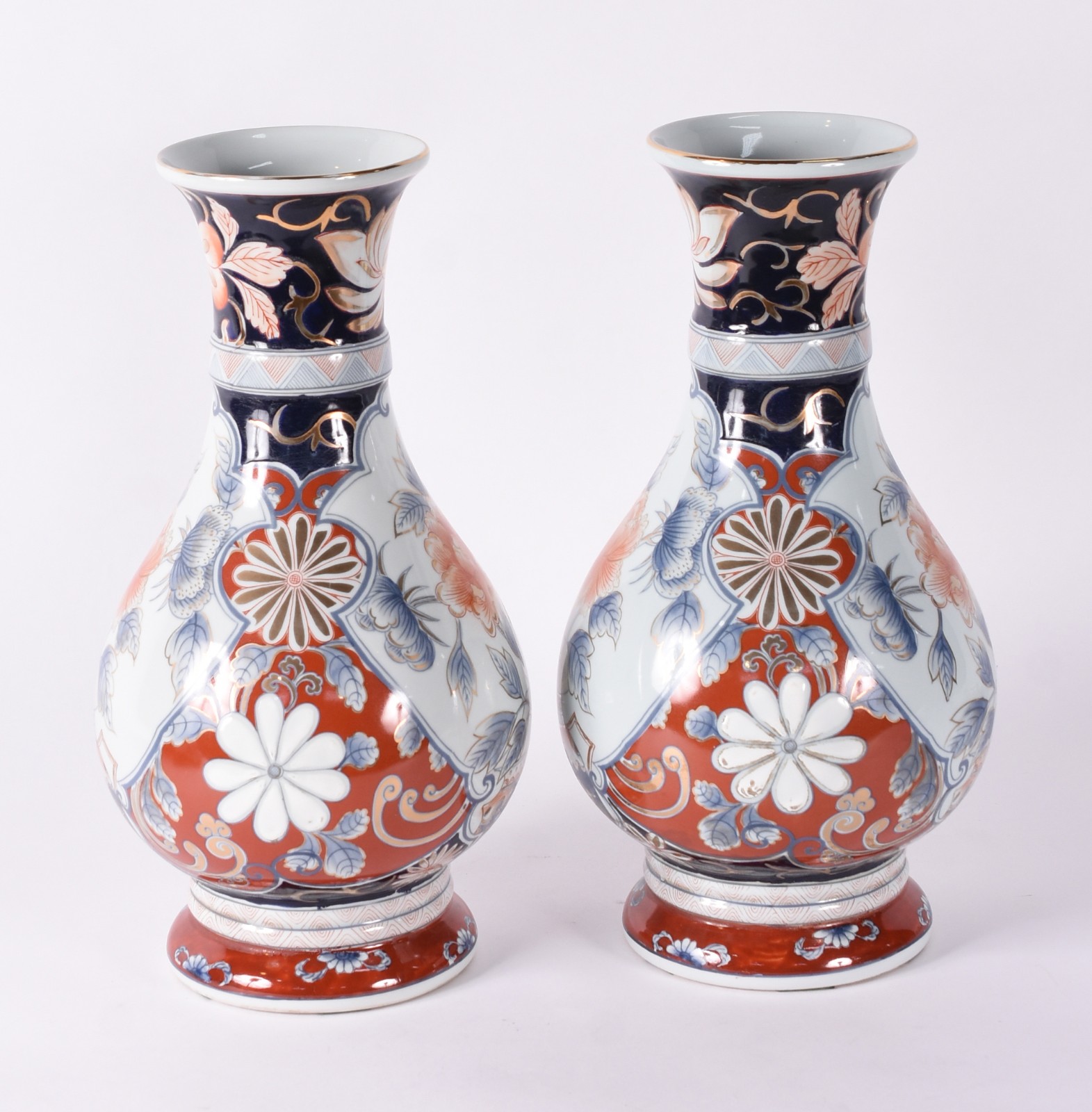 Par de vasos de porcelana oriental ao gosto Imari, decorados em tons... - foto 3 de 4