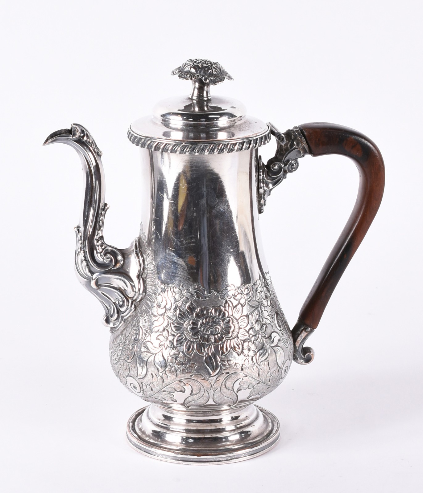 Elegante bule de metal prateado ricamente cinzelado com flores e... - foto 1 de 4